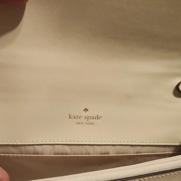 Kate Spade Cream Crossbody Bag with Gold Chain Accent - Picture 5 of 11